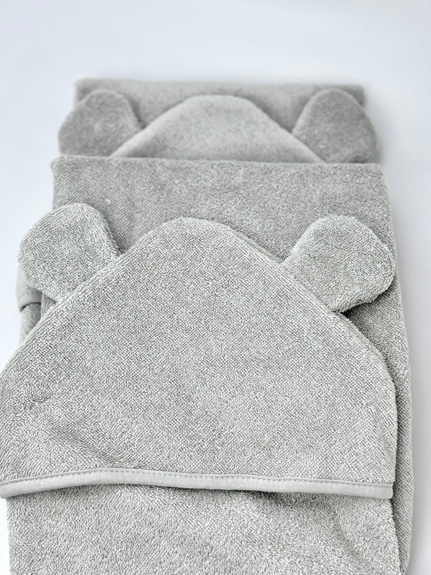 Serviette à capuche ours et gant de toilette dans un ensemble de couleur gris