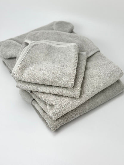 Handdoek met capuchon beer & washandje in een set in de kleur grijs