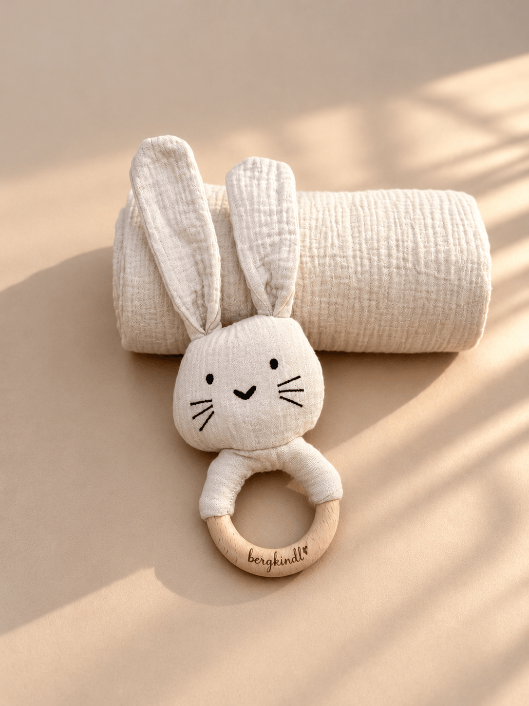 Baby Geschenkset Musselindecke und Hasenrassel