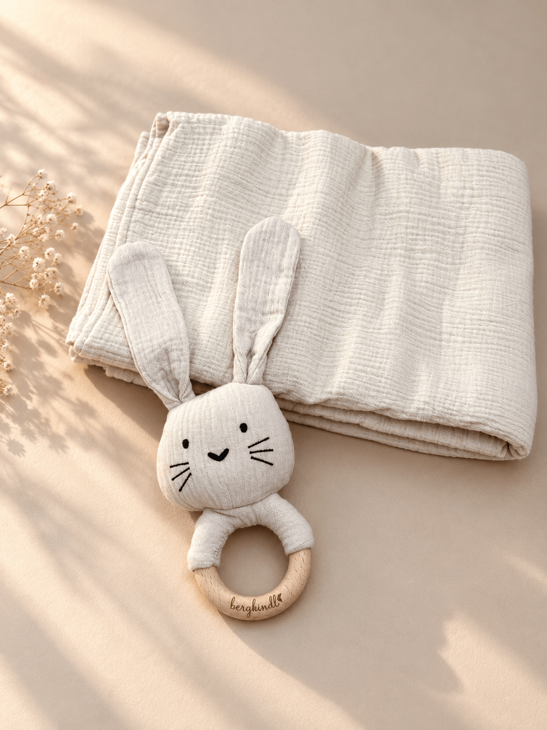 Baby Geschenkset Musselindecke und Hasenrassel