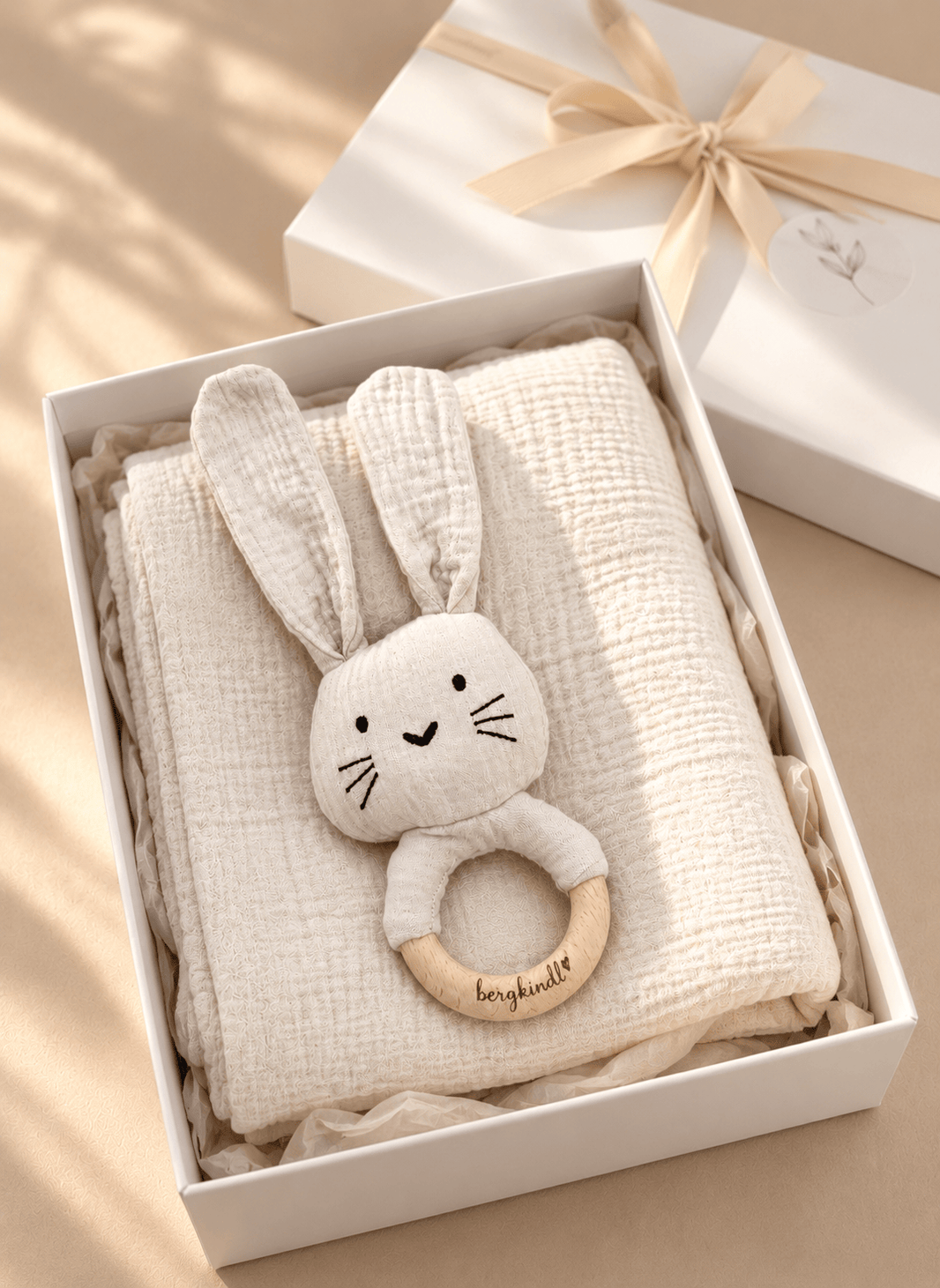 Baby Geschenkset Musselindecke und Hasenrassel