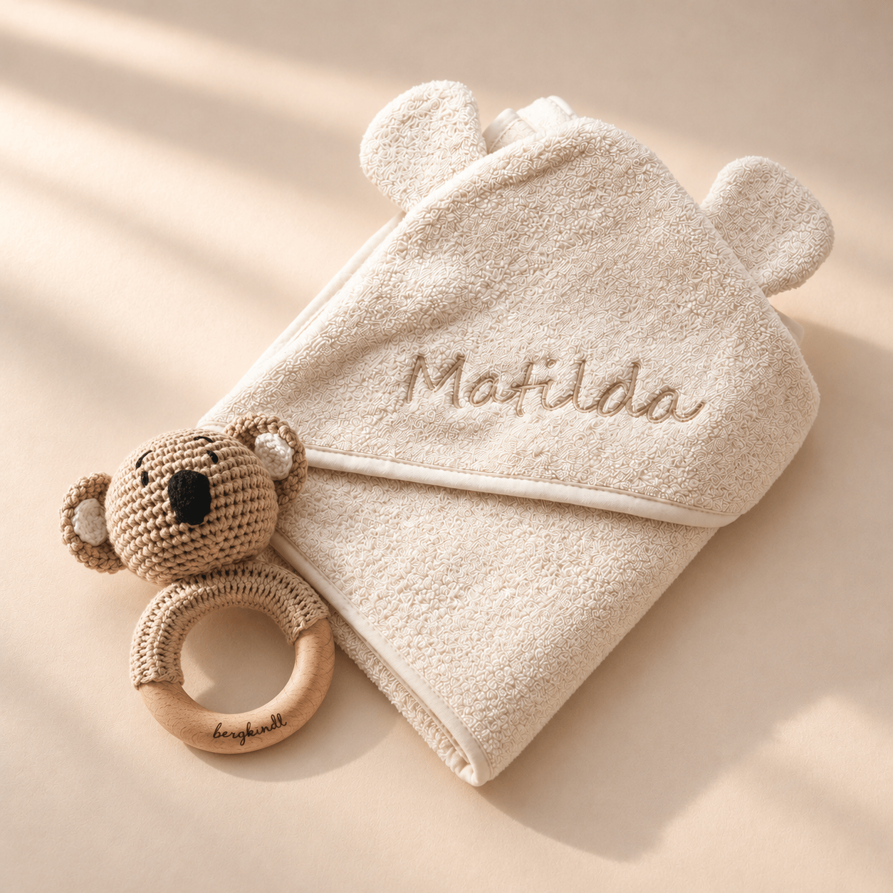 Geschenk zur Geburt – Kapuzenhandtuch und Koala-Rassel