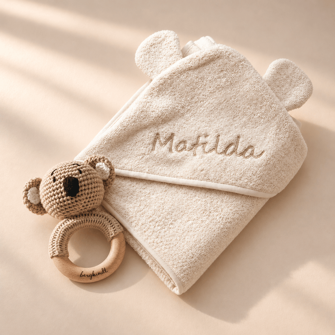 Geschenk zur Geburt – Kapuzenhandtuch und Koala-Rassel