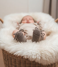 babyschuhe Merino zimt an baby Füßchen