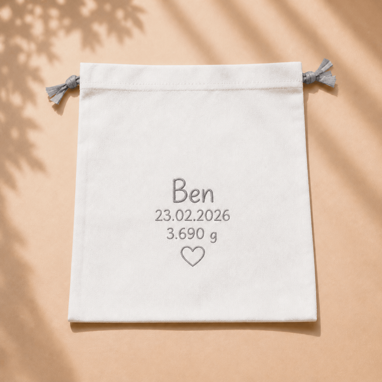  Babyschuhe in Grau – bergkindl personalisierte Tasche