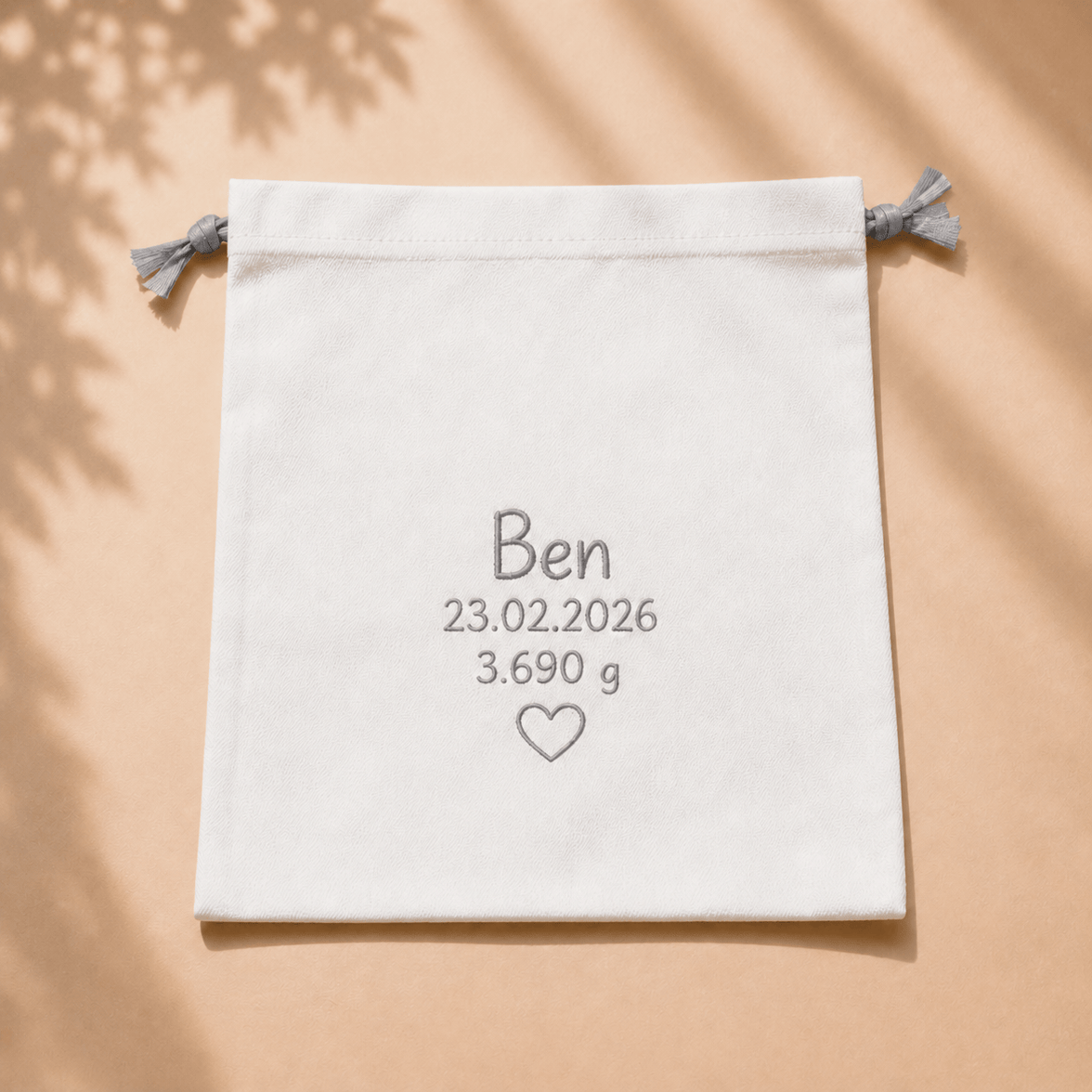  Babyschuhe in Grau – bergkindl personalisierte Tasche
