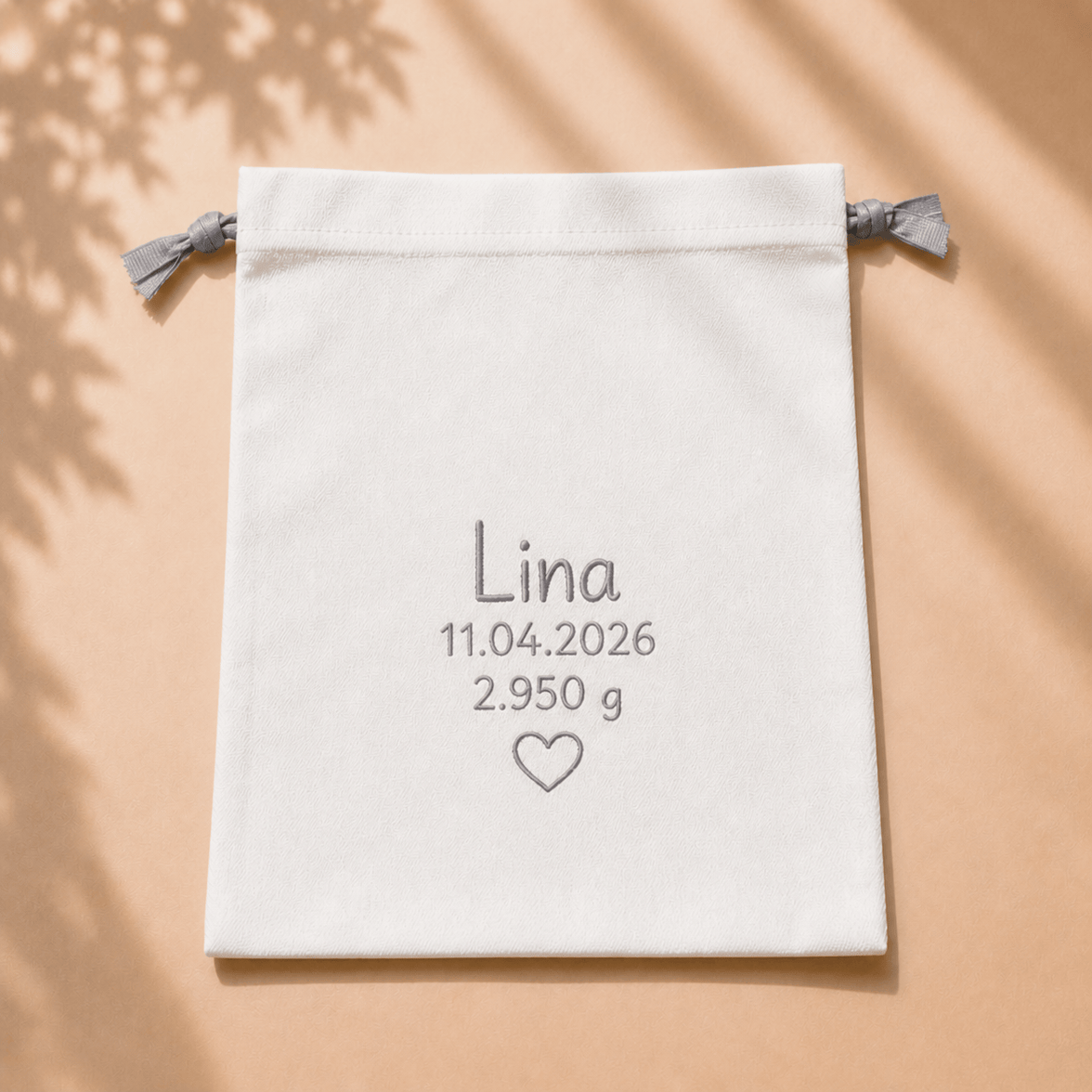  Babyschuhe in Grau – bergkindl personalisierte Tasche