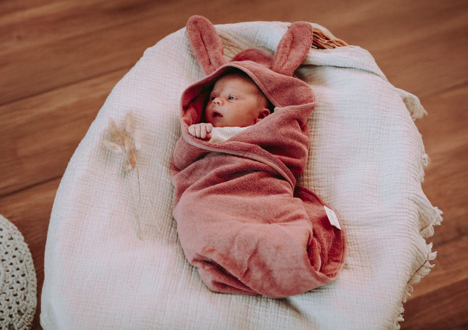 Baby Bademantel in rose mit niedlichen Hasenohren