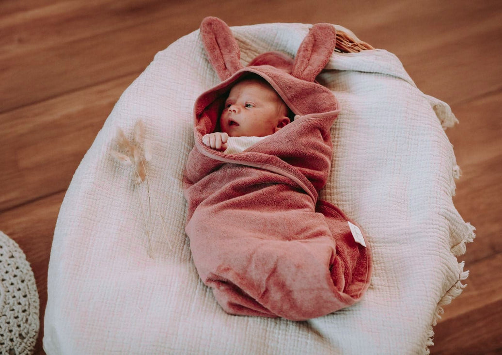 Baby Bademantel in rose mit niedlichen Hasenohren