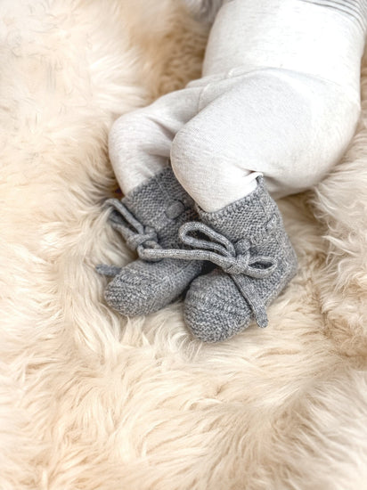 Babymütze und Babyschuhe in Grau – bergkindl