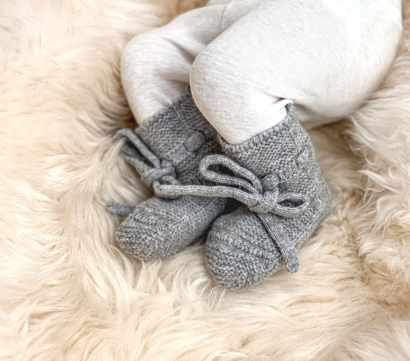 Babyschuhe aus Merinowolle – Grau | 0–6 Monate - bergkindl