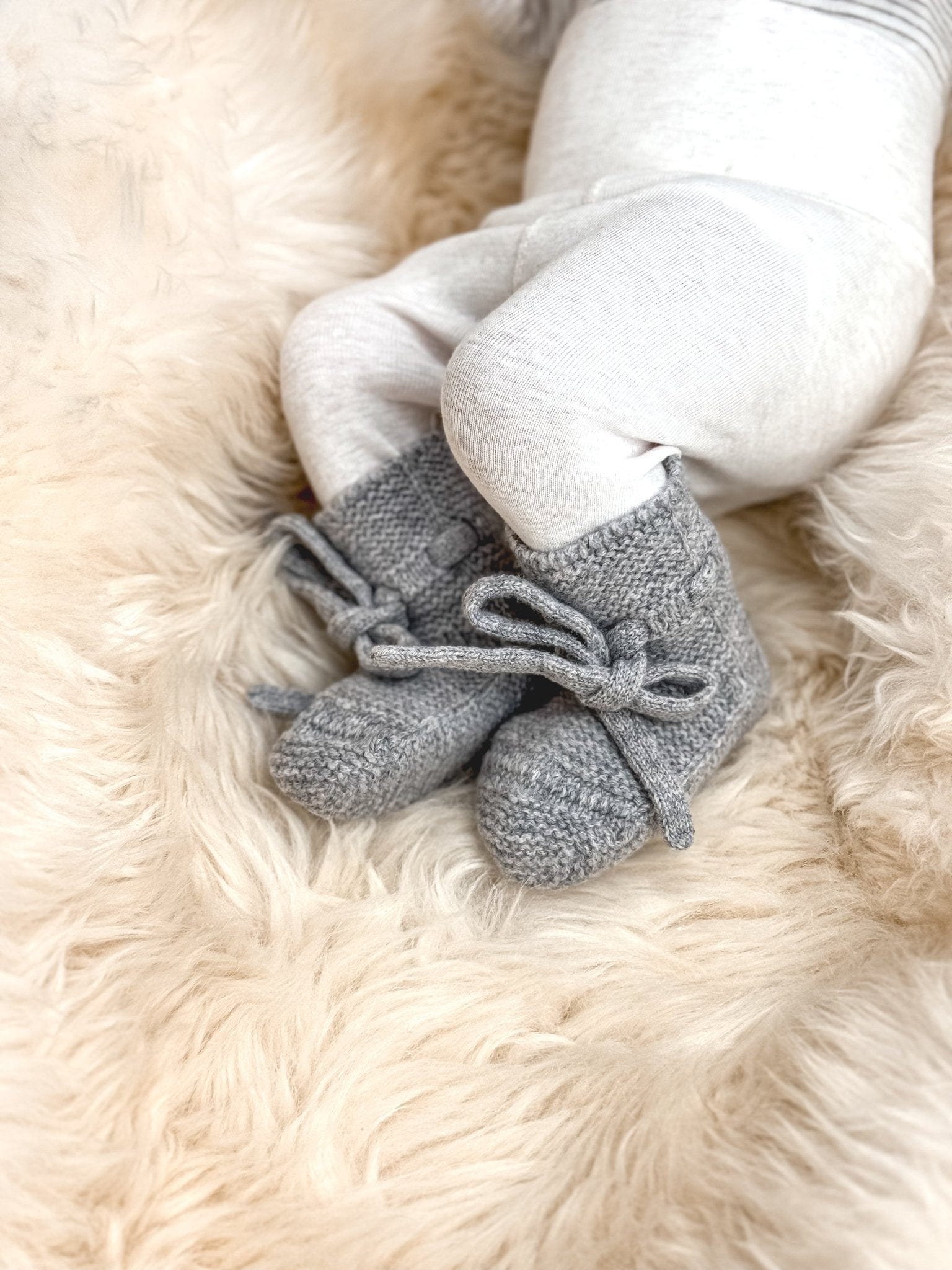  Babyschuhe in Grau – bergkindl Merinowolle