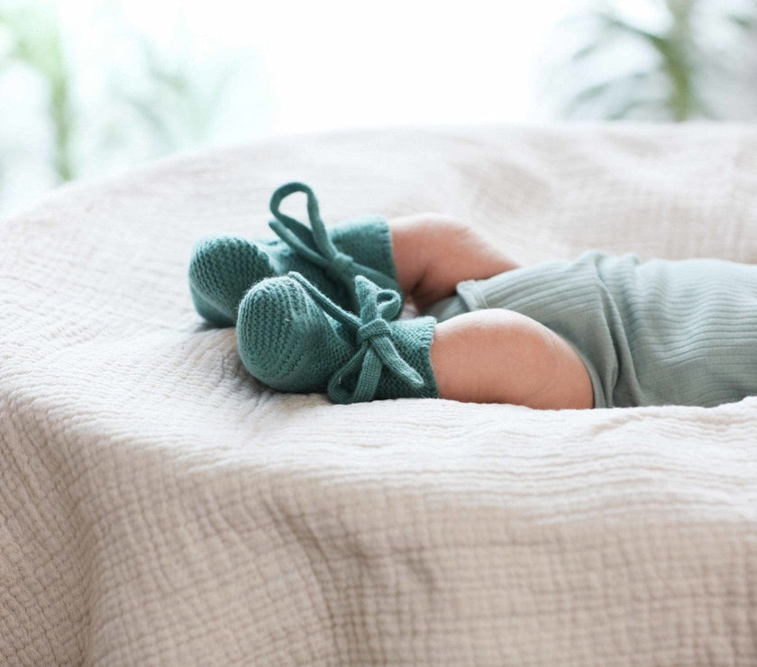 Babymütze und Babyschuhe in mint – bergkindl
