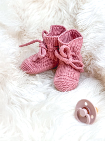 Babymütze und Babyschuhe in rose – bergkindl