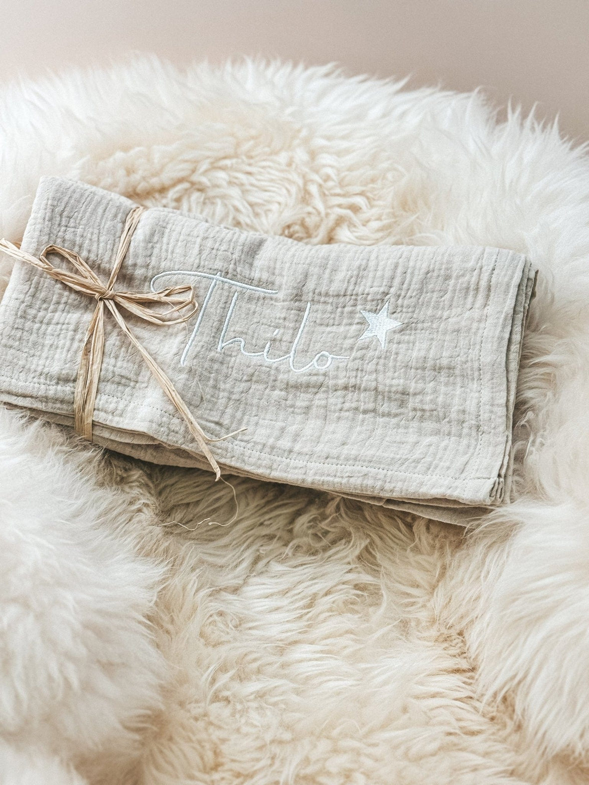 Babydecke mit Namen aus Musselin in creme