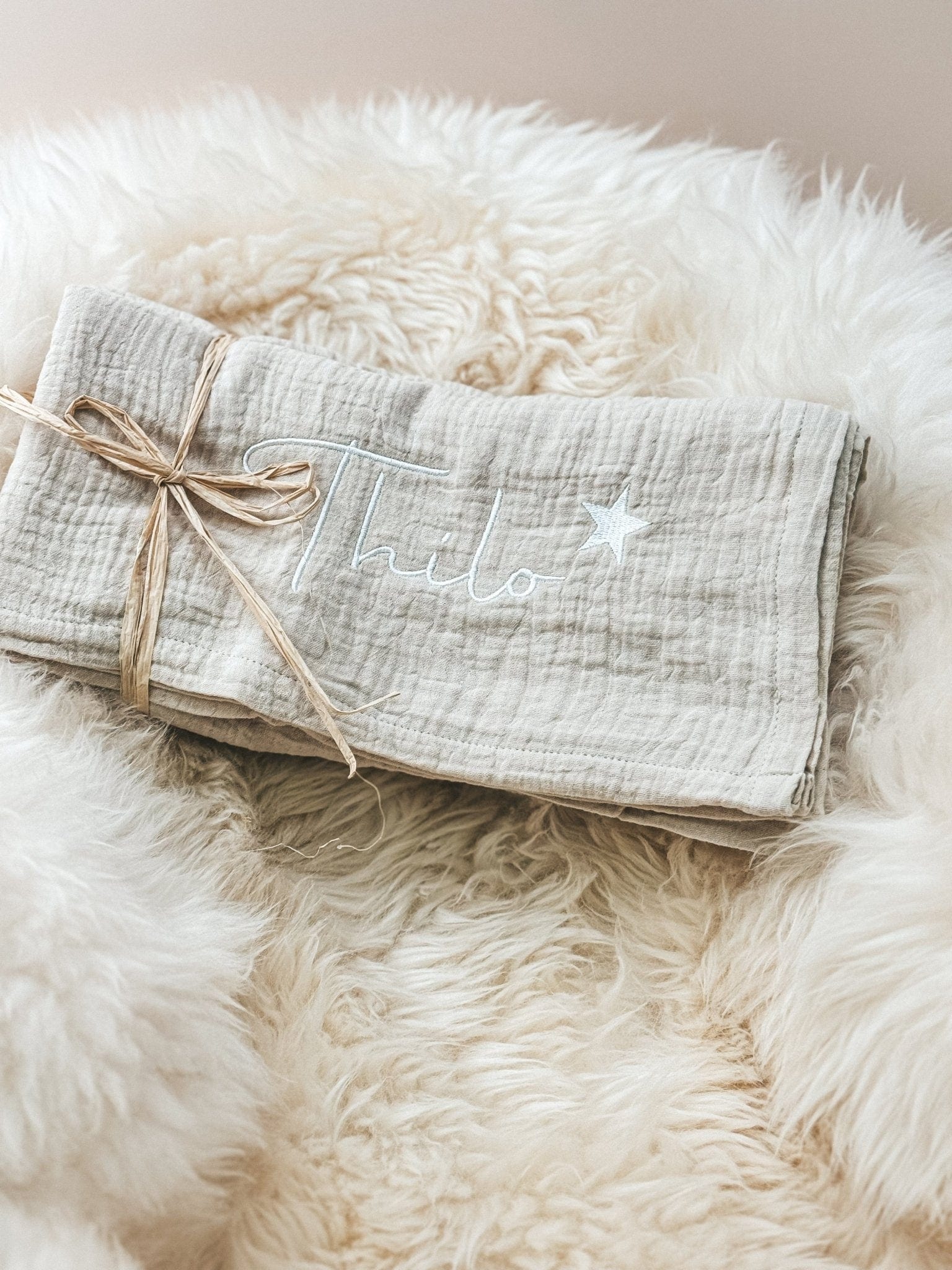 Babydecke mit Namen aus Musselin in creme