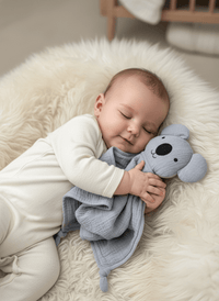 Schmusetuch Koala ohne Namen und Baby kuschelt