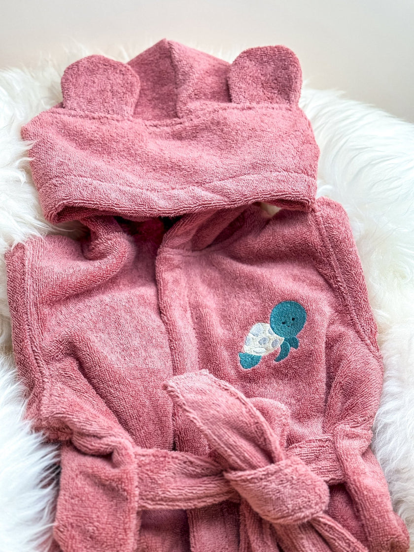 Rosa Kinderbademantel aus Bio - Baumwolle – Kuschelweich - bergkindl