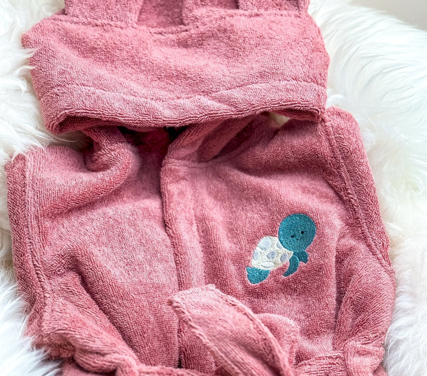 Rosa Kinderbademantel aus Bio - Baumwolle – Kuschelweich - bergkindl